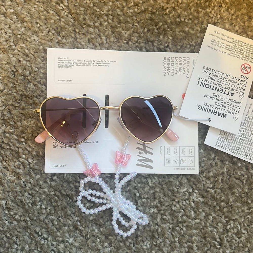 H&M Heart-shaped sunglasses! Chain with pearlescent beads and butterfly